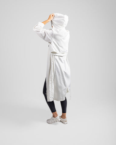 A model in a modest Off White MAK LIGHT PARKA by Qynda with breathable mesh.