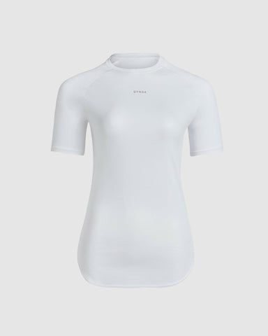 Close view of a white, short-sleeved, BREATHE T-SHIRT by qynda designed for running sports and optimized for breathability is displayed on a mannequin torso against a neutral background.