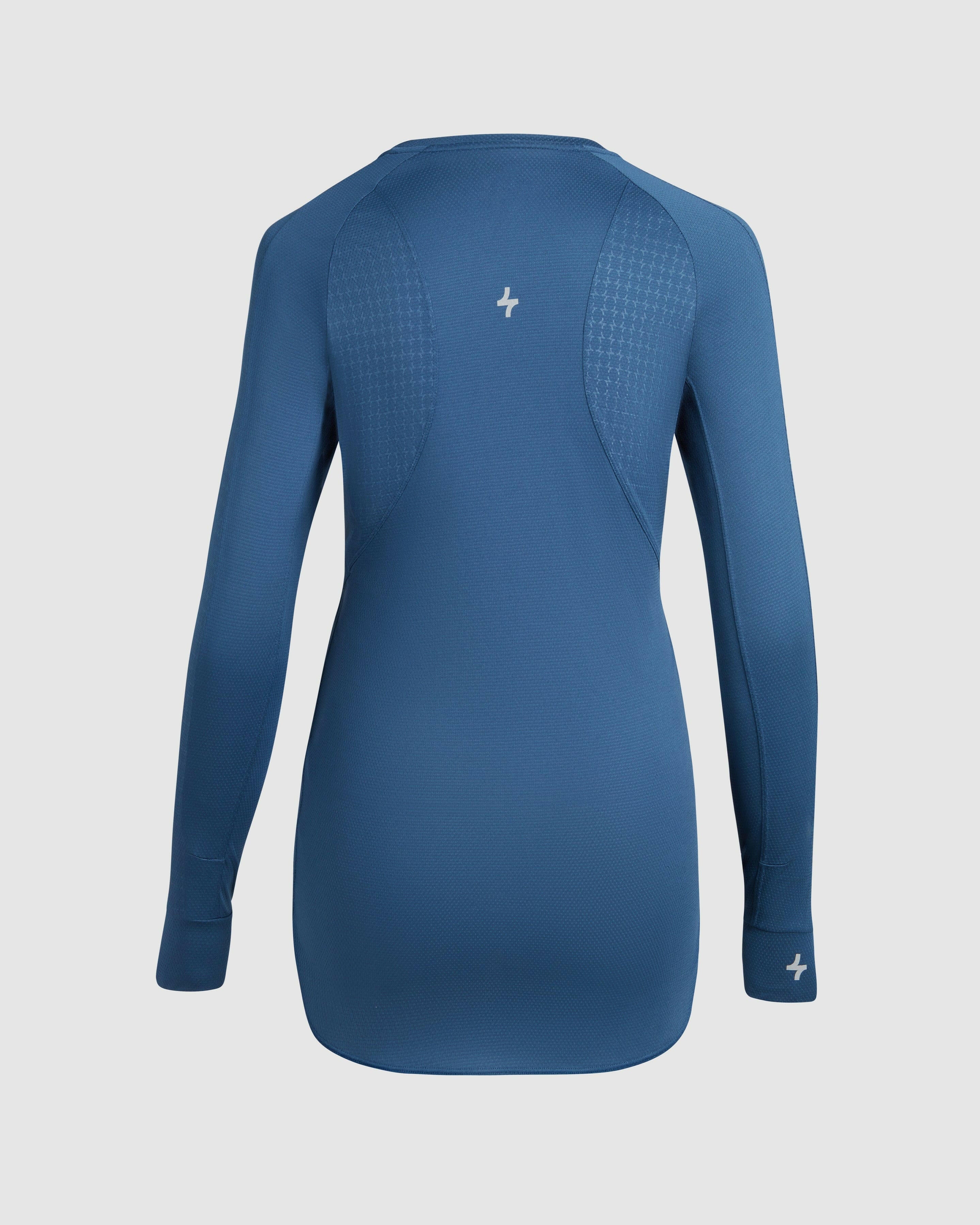 Close-up view of Qynda ACT LONG SLEEVE T-SHIRT, Dark Denim color with breathable mesh panels on the back, perfect for your sports wardrobe.